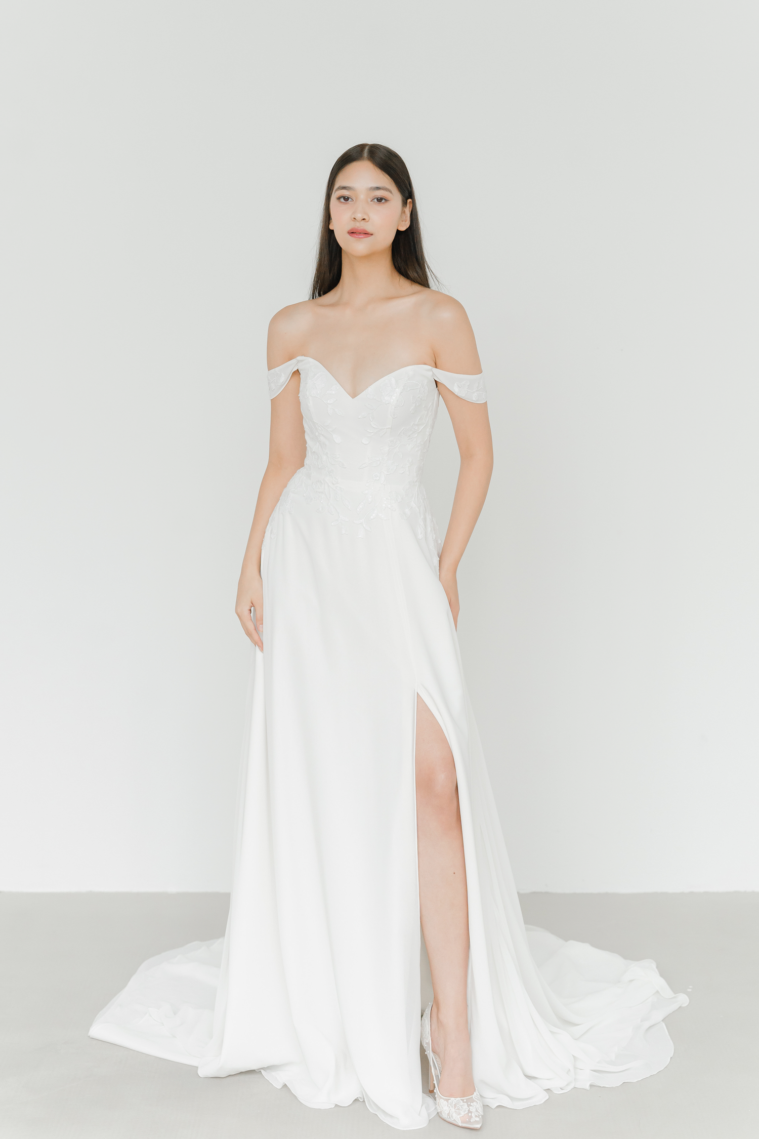 Close-up of Jolie wedding dress with a fluid skirt and elegant slit