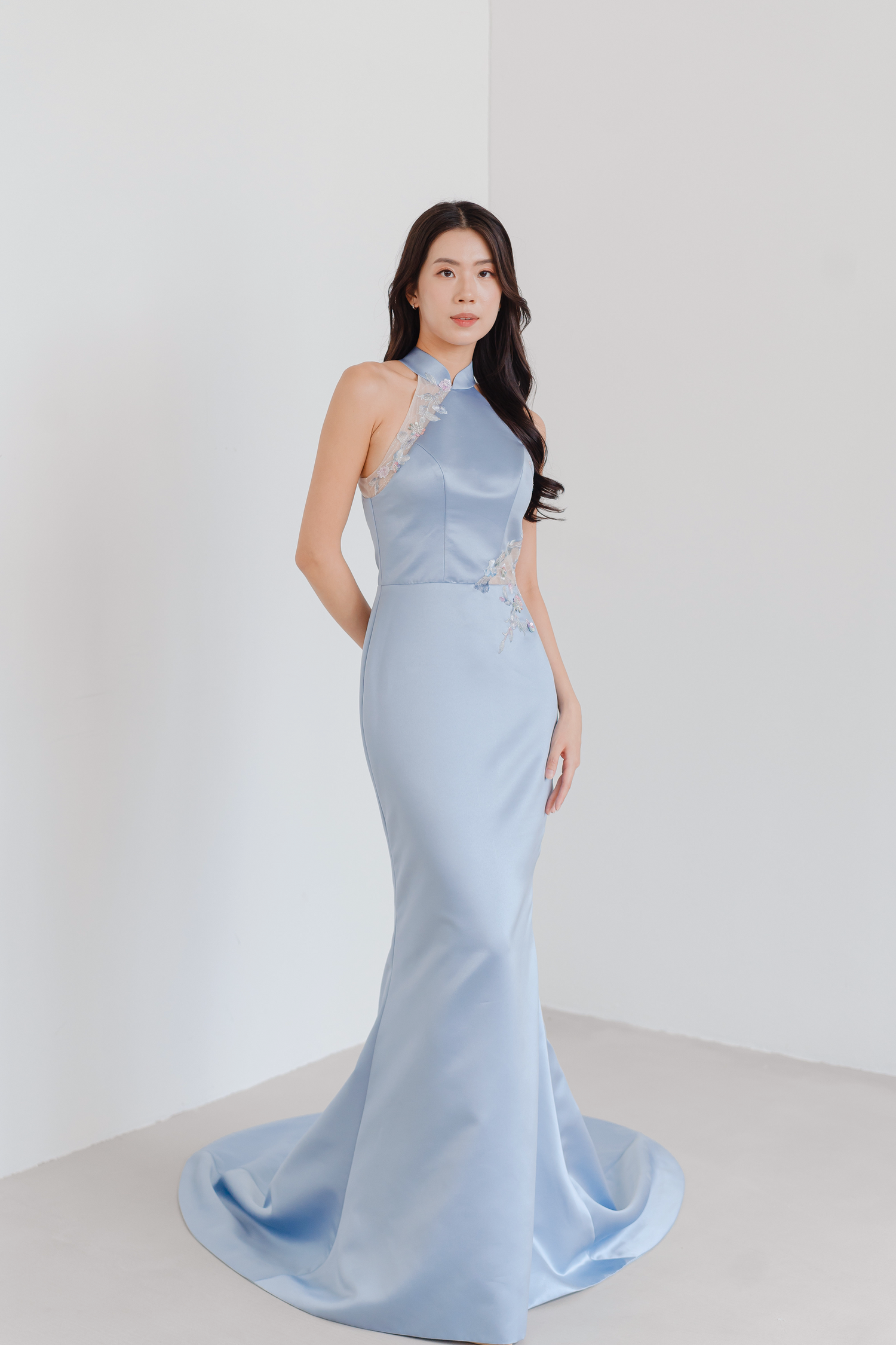 Ryo bridal cheongsam featuring delicate lace and shimmering glitter panels