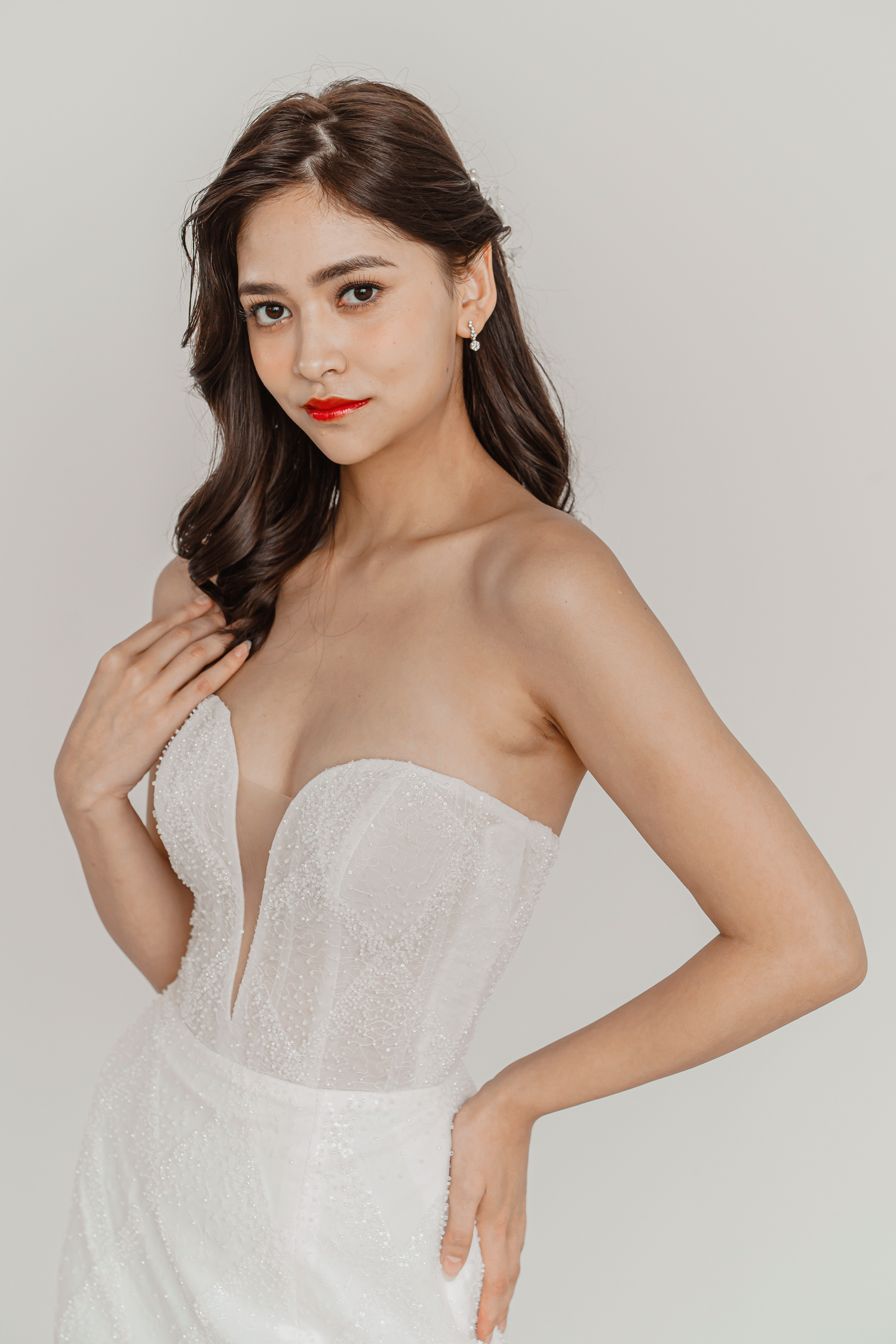 Close-up of Etta wedding dress featuring the sweetheart plunge neckline
