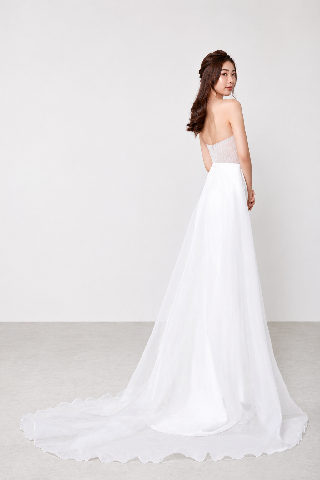 Felicia bridal gown side view showcasing the elegant relaxed mermaid silhouette