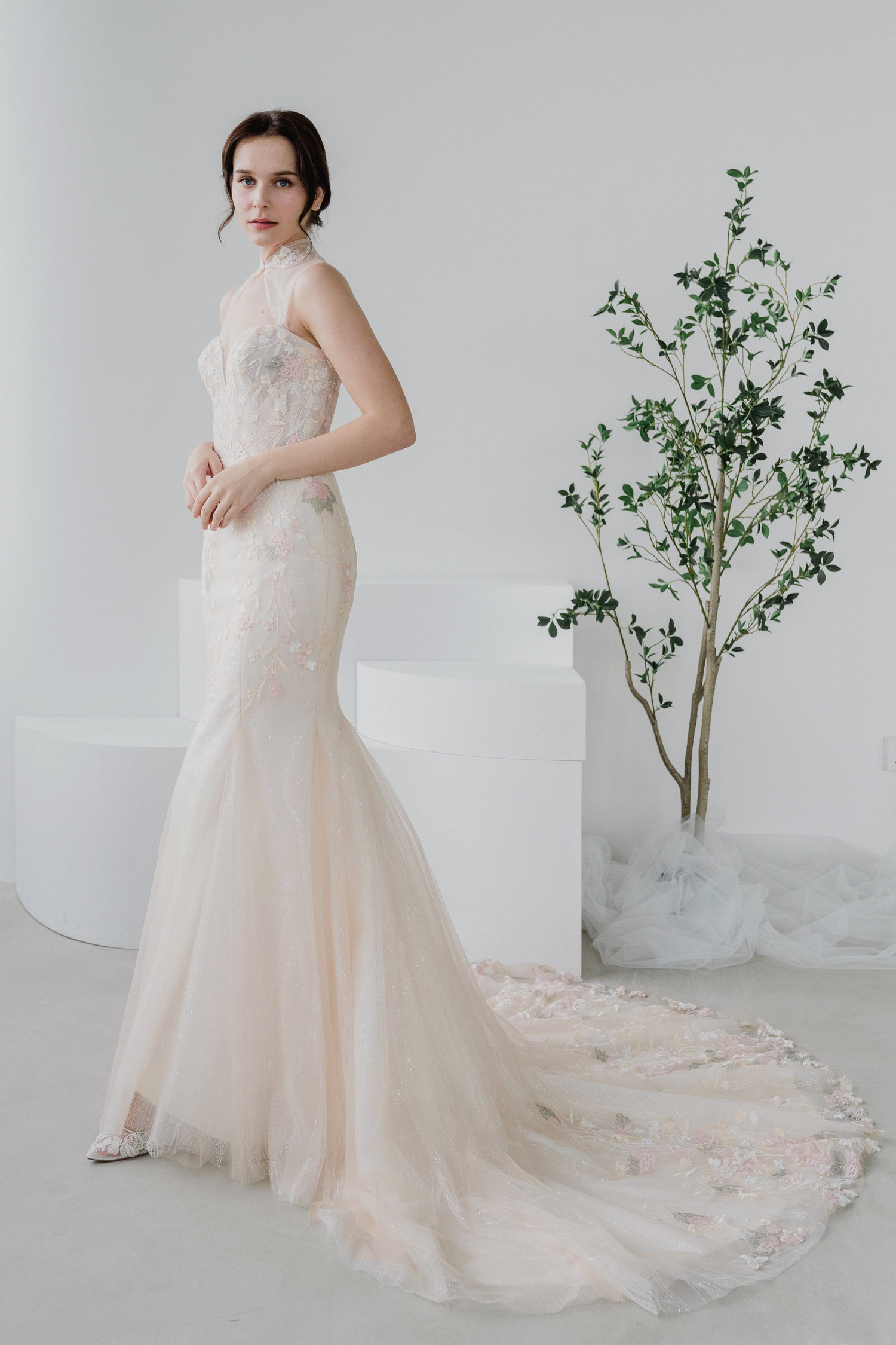 Hana wedding cheongsam front view with detachable Mandarin collar