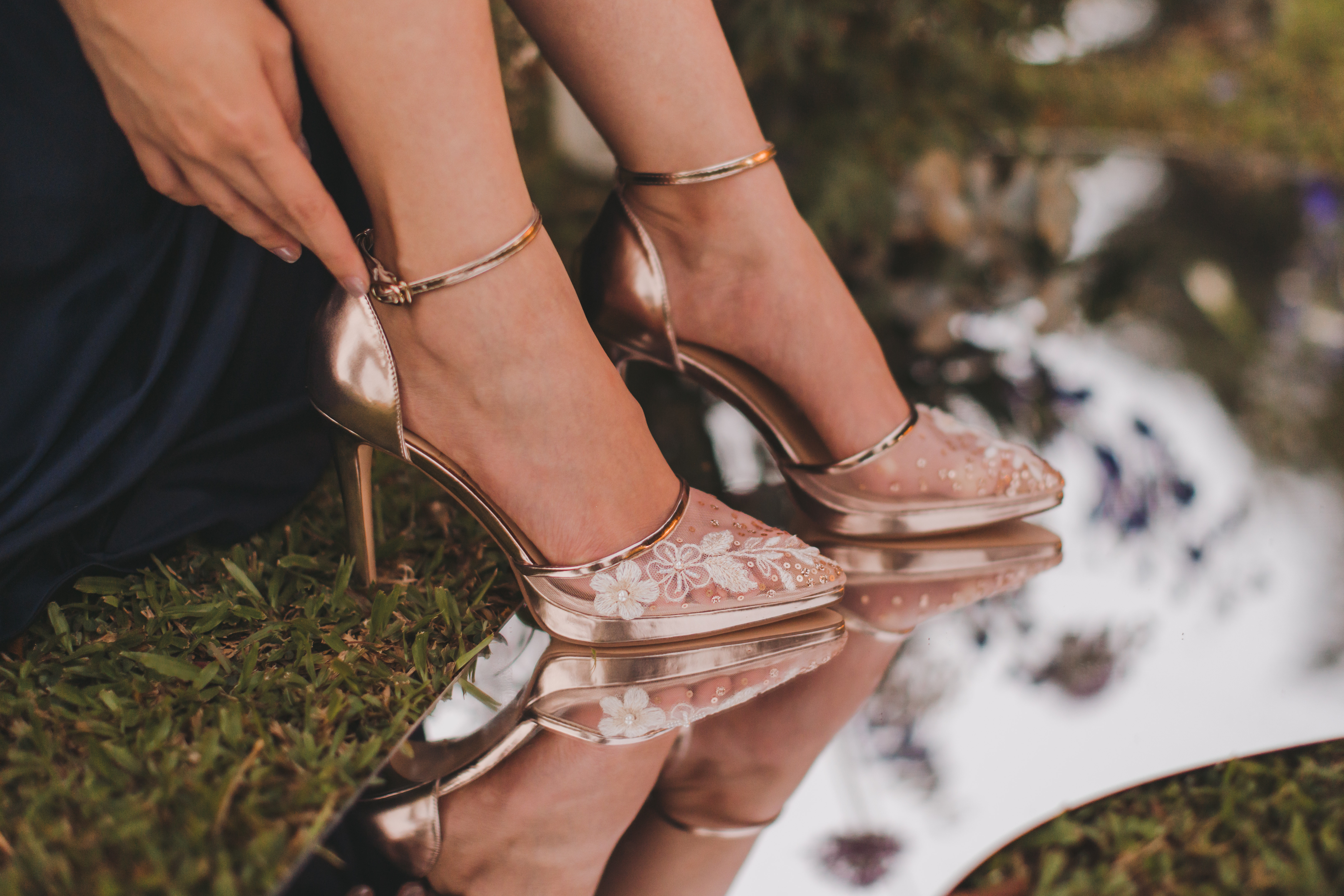 Sandals with heels and round toes in gold metallic leather | Jonak